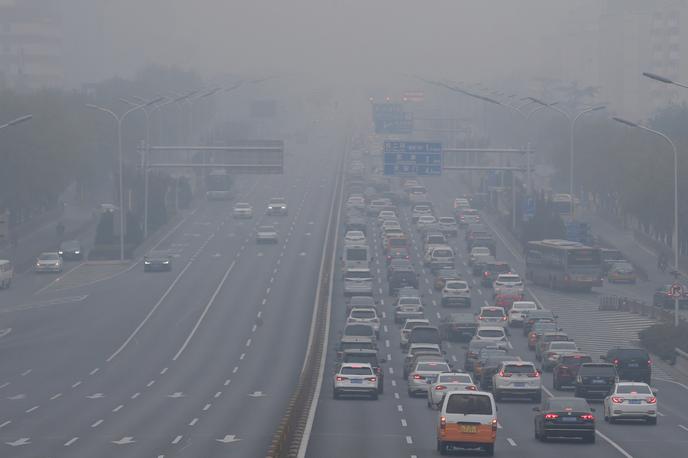 peking Beijing zrak onesnaženje Kitajska | Upočasnjevanje kitajske gospodarske rasti je upočasnilo tudi trend uvajanja okolju prijaznejših načinov pridobivanja energije v drugem največjem svetovnem gospodarstvu. | Foto Reuters