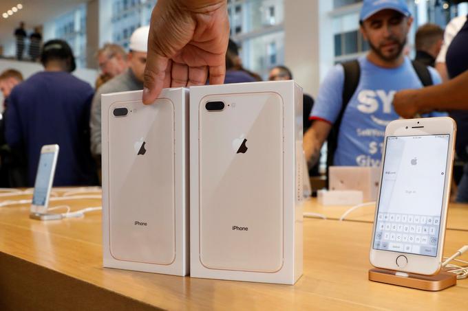 Najcenejši iPhone 8 ob začetku prodaje v Sloveniji brez sklenitve naročniškega razmerja stane 799 evrov (iPhone 8 64 GB), najcenejši iPhone 8 Plus pa 899 evrov (64 GB model). | Foto: Apple