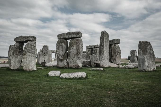 Stonehenge je niz koncentričnih krogov iz nasute zemlje, ki je sestavljen iz manjših in večjih kamnov | Foto: Pexels