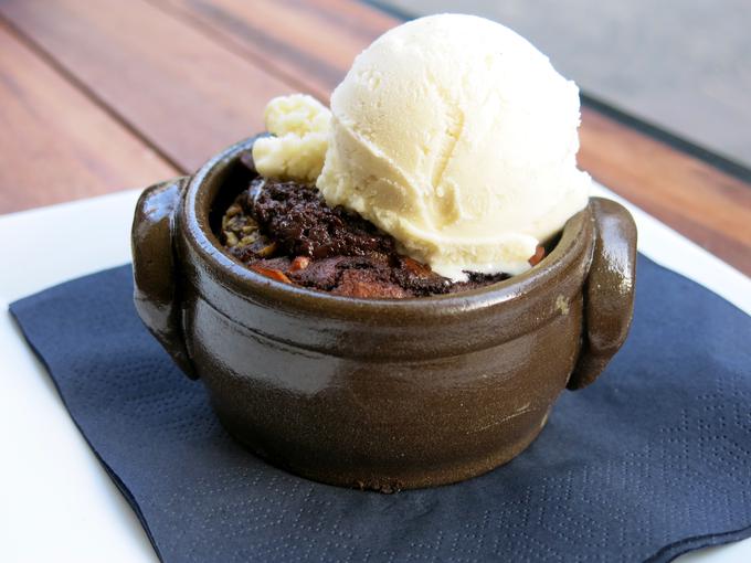 Brownie z orehi in vaniljevim sladoledom | Foto: Miha First