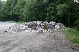 Obrobje Ljubljane: kup odpadne embalaže odvrgli kar v gozd #foto