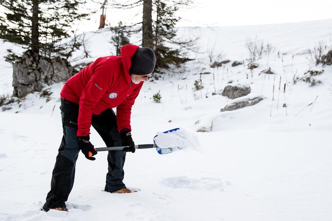 Gorski reševalec Jani Bele prikazuje, kako izkopati snežno luknjo, v kateri izgubljeni ali poškodovani planinec lažje počaka na prihod reševalcev. | Foto: Matic Klanšek Velej/Sportida