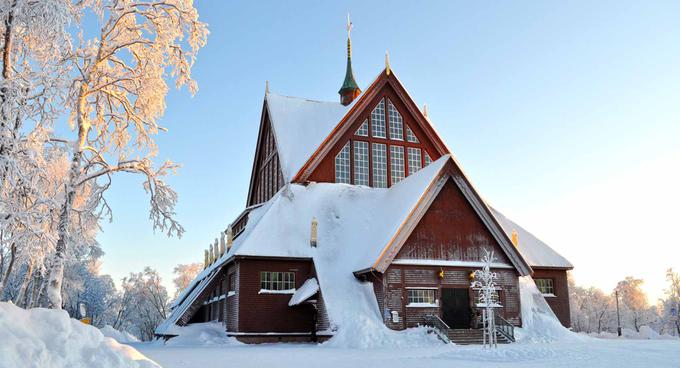 Znamenita rdeča kirunska cerkev, ki bo doživela svojo premestitev. | Foto: www.swedishlapland.com