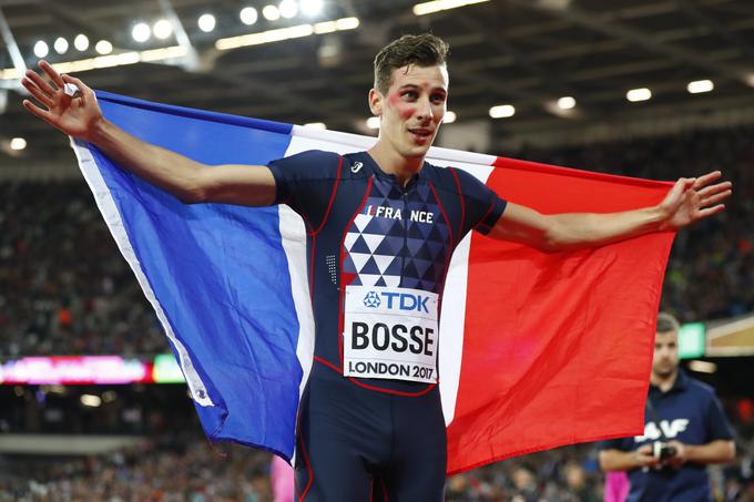 Pierr-Ambroise Bosse je bil po obrazu rdeč zaradi objemanja s pobarvanimi navijači. | Foto: Reuters