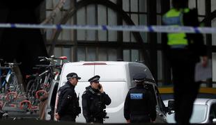 Londonski policisti odkrili sumljive pakete z eksplozivnimi napravami