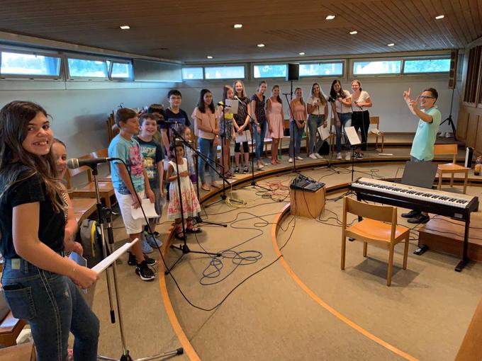 Danes Peter svoj glasbeni talent daje na razpolago mladim v Švici. (foto: osebni arhiv) | Foto: Teološka fakulteta