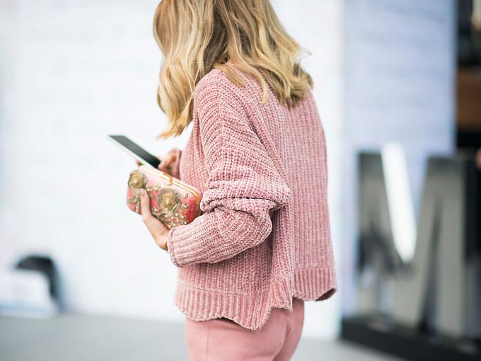 Prijeten pulover je v kombinaciji z elegantnejšim spodnjim delom lahko zadetek v polno. | Foto: Getty Images