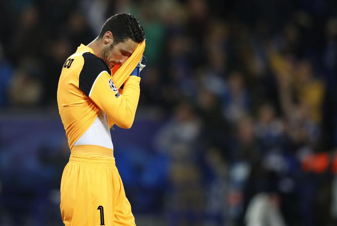 Prvi vratar Seville je Sergio Rico. Tako je bil razočaran spomladi, ko je Sevilla v osmini finala lige prvakov izpadla proti Leicester Cityju. | Foto: Reuters