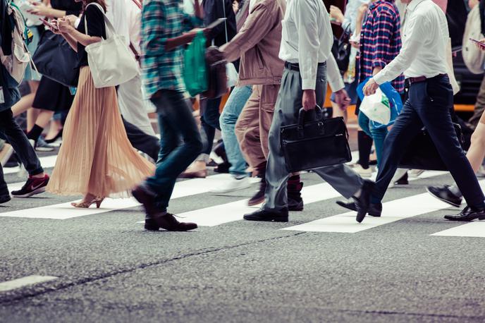 ljudje ulica mesto | Foto Getty Images
