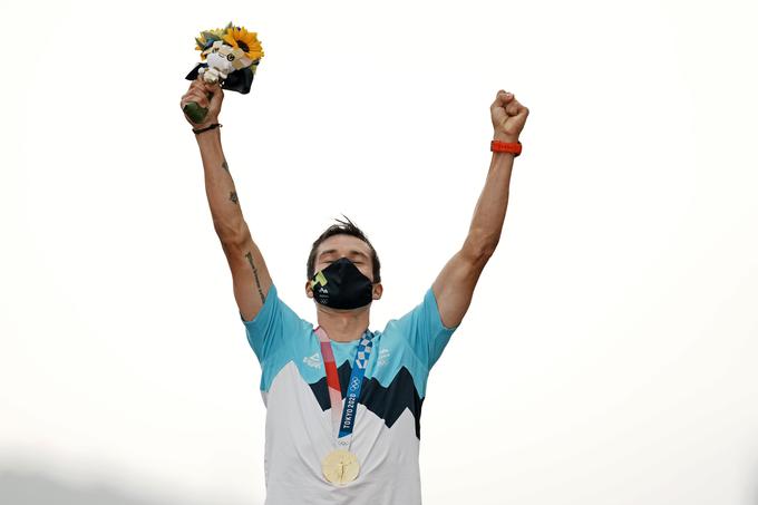 Primož Roglič je z izjemnim kronometrom na olimpijskih igrah v Tokiu leta 2021 osvojil zlato medaljo. Osvojil jo je z naskokom, saj je na 44,2 kilometra dolgi preizkušnji drugouvrščenega Toma Dumoulina premagal kar za minuto in dve sekundi. Moč slovenskega kolesarstva je nekaj dni prej dokazal tudi Tadej Pogačar, ki je v cestni dirki osvojil bron. Na fotografiji je lepo vidna tudi zapestnica s posvetilom Petre Majdič, ki jo nosi Primož Roglič. | Foto: Guliverimage/Vladimir Fedorenko