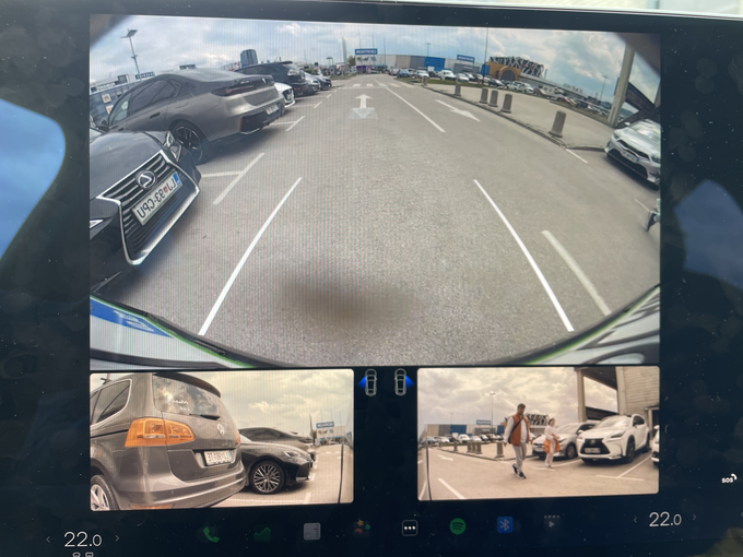Nadzor okolice avtomobila prek kamer, tiste 360-stopinjske slike pa žal še vedno ni. | Foto: Gregor Pavšič