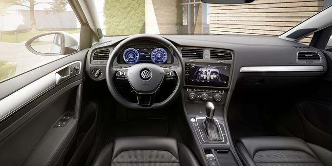 V notranjosti povzema glavne novosti klasičnega prenovljenega golfa. Izstopata predvsem digitalna zaslona pred voznikom in na sredinski konzoli. | Foto: Volkswagen