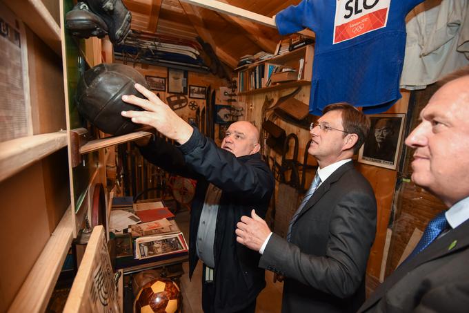 V športnem muzeju, ki ga ima na Lopati, je gostil tudi predsednika vlade Mira Cerarja. | Foto: STA ,