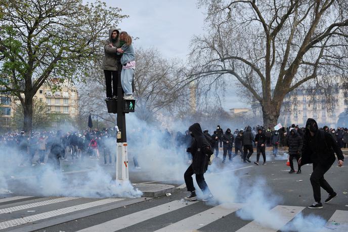 Protesti v Franciji | Protesti, ki so bili sprva več tednov mirni, so 16. marca postali nasilni, potem ko je vlada s pomočjo ustavnih pooblastil in mimo parlamenta sprejela pokojninsko reformo. | Foto Reuters