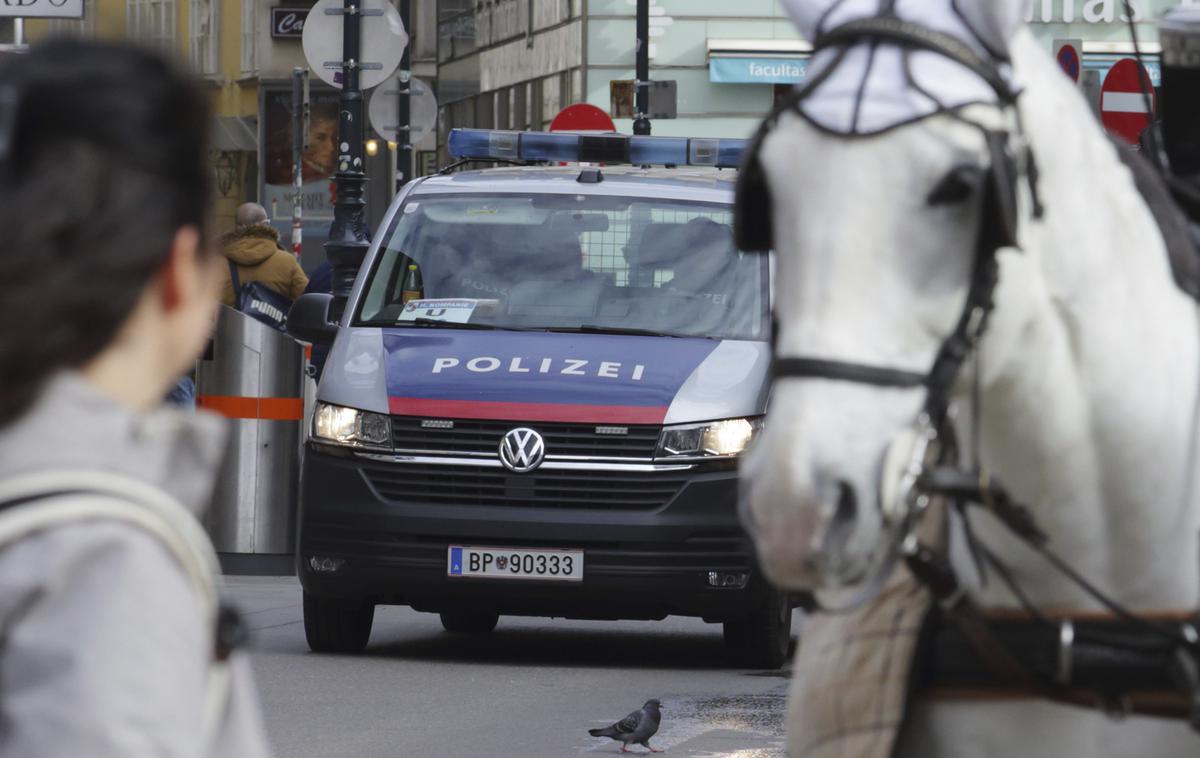 Dunaj, policija | Ob vstopu v lokal Asia Studio so policisti in reševalci naleteli na zelo nasilen prizor.  | Foto Guliverimage