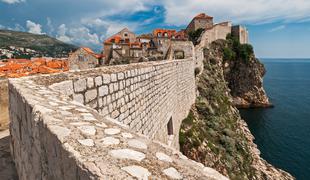 Dvaindvajsetletnik, ki je moškega potisnil z zidu v Dubrovniku, obtožen poskusa uboja