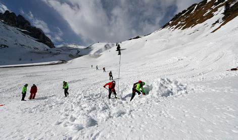 Plaz v italijanskih Alpah usoden za dve osebi