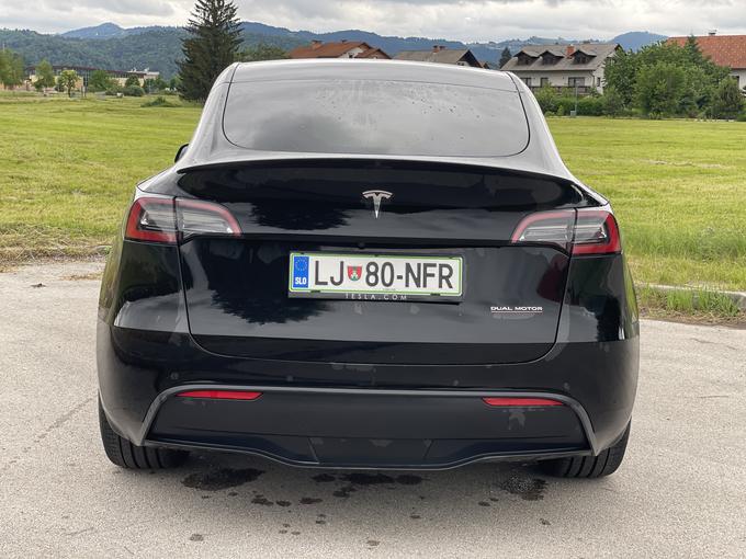 Tesla model Y je v Sloveniji letos najbolje prodajani električni avtomobil, a s svojo vstopno ceno do prihoda osnovne različice z enojnim motorjem ni spadal med avtomobile s pripadajočo subvencijo Eko Sklada. | Foto: Gregor Pavšič
