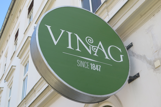 V Vinagovem arhivu je okoli sto tisoč steklenic, med njimi tudi takšne, ki so stare že 70 let. | Foto: STA ,