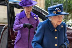 Britanska kraljica pri hoji v javnosti uporabljala palico