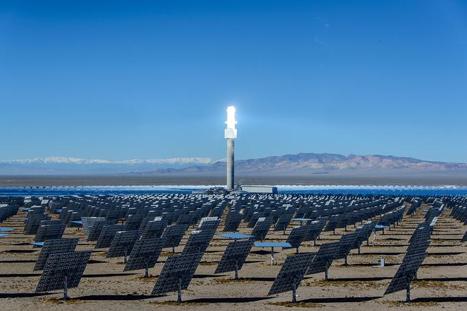 Kljub temu, da ustvarjajo "čisto" elektriko, gredo solarni stolpi iz istega razloga kot vetrne elektrarne v nos marsikateremu okoljevarstveniku, saj zaradi njih umirajo ptice. V ZDA so leta 2016 ocenili, da zaradi solarnih stolpov v Kaliforniji vsako leto umre do 6.000 ptic, ki po nesreči prečkajo koncentrirane sončne žarke. Osebje, ki dela v teh sončnih elektrarnah, je poročalo, da ptice dobesedno pogoltne ogenj. Vrhovi solarnih stolpov se sicer lahko segrejejo do kar 550 stopinj Celzija. | Foto: Thomas Hilmes/Wikimedia Commons