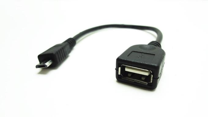 Kabel ima na eni strani izhod USB, na drugi strani pa priključek microUSB. Uporabniku omogoči, da na pametni telefon ali tablico priklopi periferijo, ki je sicer namenjena uporabi z osebnim računalnikom (miška, tipkovnica). | Foto: 
