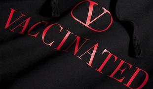 Valentino za 590 evrov prodaja pulover z napisom "Cepljen"