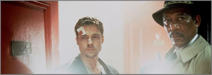 Mlad detektiv (Brad Pitt) in njegov izkušenejši partner (Morgan Freeman) morata najti bistroumnega morilca, ki svoje žrtve izbira po ključu sedmih smrtnih grehov – požrešnost, pohlep, lenoba, nečistoča, napuh, zavist in jeza –, saj verjame, da bo tako očistil moralno umazano in obubožano družbo. Brutalna psihološka srhljivka Davida Fincherja se konča z enim od najbolj pretresljivih prizorov v filmski zgodovini. • V nedeljo, 27. 10., ob 0.30 na HRT 1.**

 | Foto: 