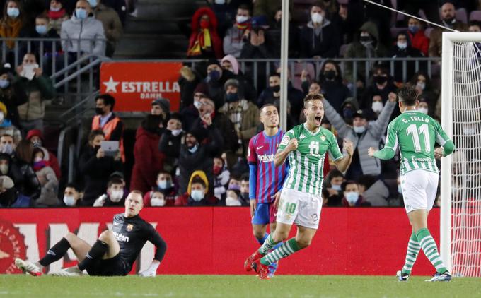 Juanmi je v 79. minuti utišal Camp Nou in popeljal Betis v vodstvo. | Foto: Reuters