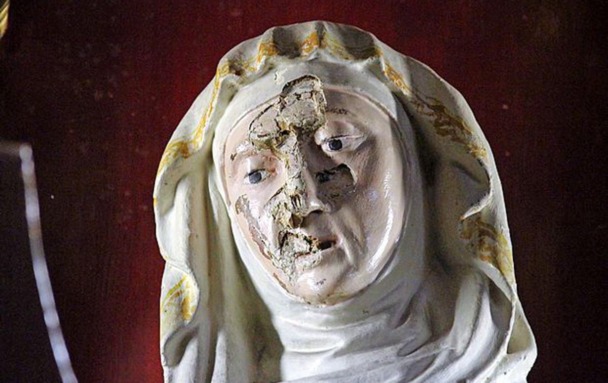 Poškodovan kip Žalostne matere božje v koprski stolnici | Foto Twitter