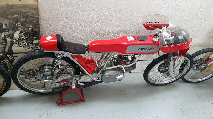 Tomos NCR D6 je najbolj slaven motocikel novogoriške zbirke. Ta motocikel je bil leta 1972 italijanski državni prvak v razredu 50 ccm. Vozil ga je Giancarlo Bolelli, Fornazariču pa ga je podaril konstruktor NCR Rino Caracchi.  | Foto: Gregor Pavšič