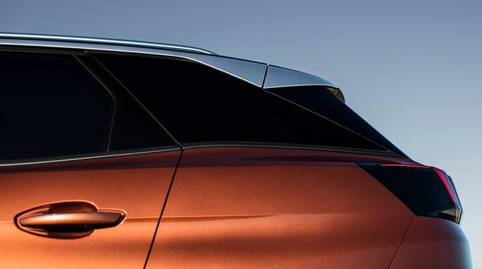 Peugeot SUV razume in upošteva široko uporabnost vozniških želja vseh generacij. Z večjo oddaljenostjo od tal in višjim sedenjem je tak avtomobil preprosto veliko bolj prijazen. Vanj bo lažje vstopil in iz njega izstopil tudi voznik senior. Mama in oče bosta veliko lažje namestila otroški sedež ter poskrbela za varen prevoz svoje družinice. Velike steklene površine in višje sedenje vozniku omogočajo bolj kakovosten in natančnejši pregled nad dogajanjem v okolici vozila. Kdor vidi dlje in bolje, tudi vozi varneje. Kdor od svojega avtomobila pričakuje udoben in prilagodljiv potniški prostor,  prijeten kot notranjost lastnega doma, bo zavil v Peugeotov salon. | Foto: Peugeot