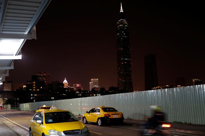 Nebotičnik Taipei 101, med letoma 2004 in 2010 najvišja stavba na svetu, v skoraj popolni temi. Pobuda ura za Zemljo veleva, da morajo za eno uro ugasniti vse luči razen tistih, ki so nujno potrebne za delovanje ali obratovanje objekta oziroma infrastrukture.  | Foto: Reuters