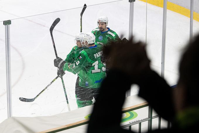 Olimpija toliko golov v IceHL še ni dosegla. Z zmago je na lep način čestitala slavljencu, predsedniku Mihi Butari. | Foto: Grega Valančič/Sportida