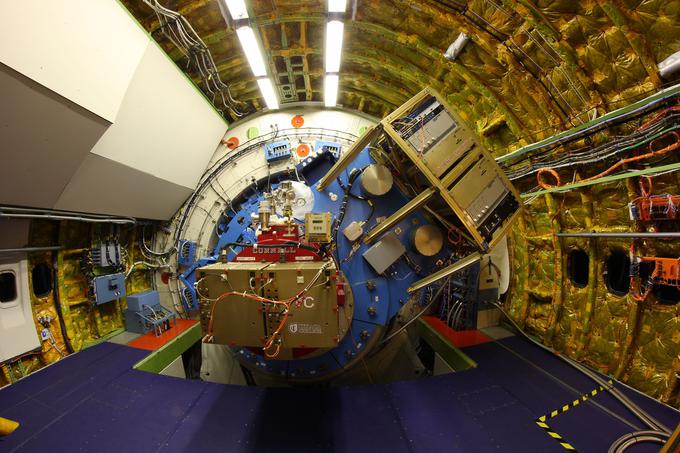 Teleskop je postavljen na hitro reagirajoče giroskope, ki poskrbijo, da vedno sledi svoji tarči, tudi če postane letalo nemirno.  | Foto: NASA