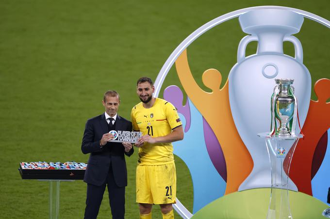 Lani je Gianluigi Donnarumma na Wembleyju iz rok predsednika Uefe Aleksandra Čeferina prejel priznanje za najboljšega igralca Eura 2020. | Foto: Reuters