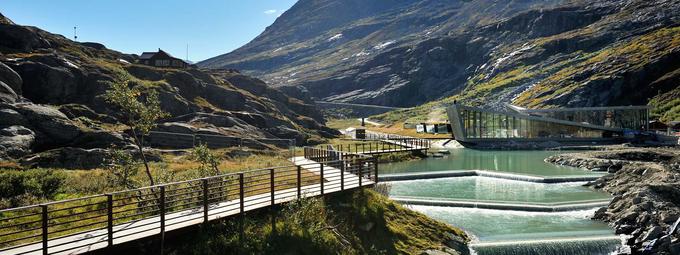 Na vrhu so zgradili turistični center. Od tukaj so speljane številne pešpoti na bližnje gore ali razgledno ploščad, kjer je vidna celotna cesta Trollstigen. | Foto: Flickr/Creative Commons 2.0