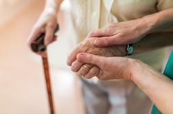 Grozljive razmere: v domovih za starejše se dogaja tudi to
