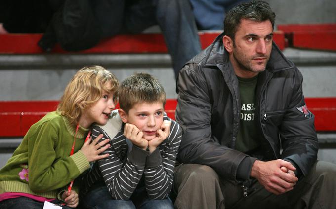 Saša Dončić s sinom Luko (na sredini) na košarkarski tekmi leta 2008. | Foto: Vid Ponikvar