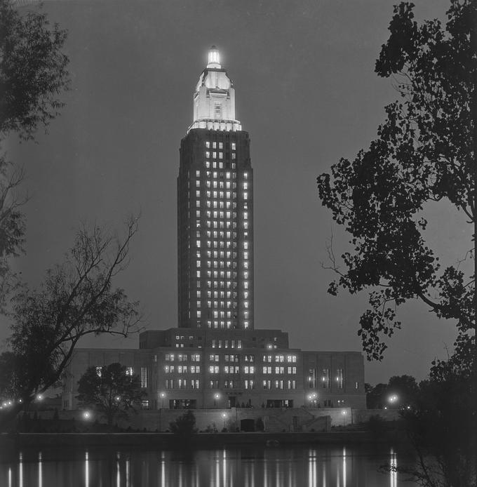Ko je bil Long guverner Louisiane, je dal zgraditi nov, mogočen državni kapitol, to je sedež louisianskega predstavniškega doma in senata.  | Foto: commons.wikimedia.org
