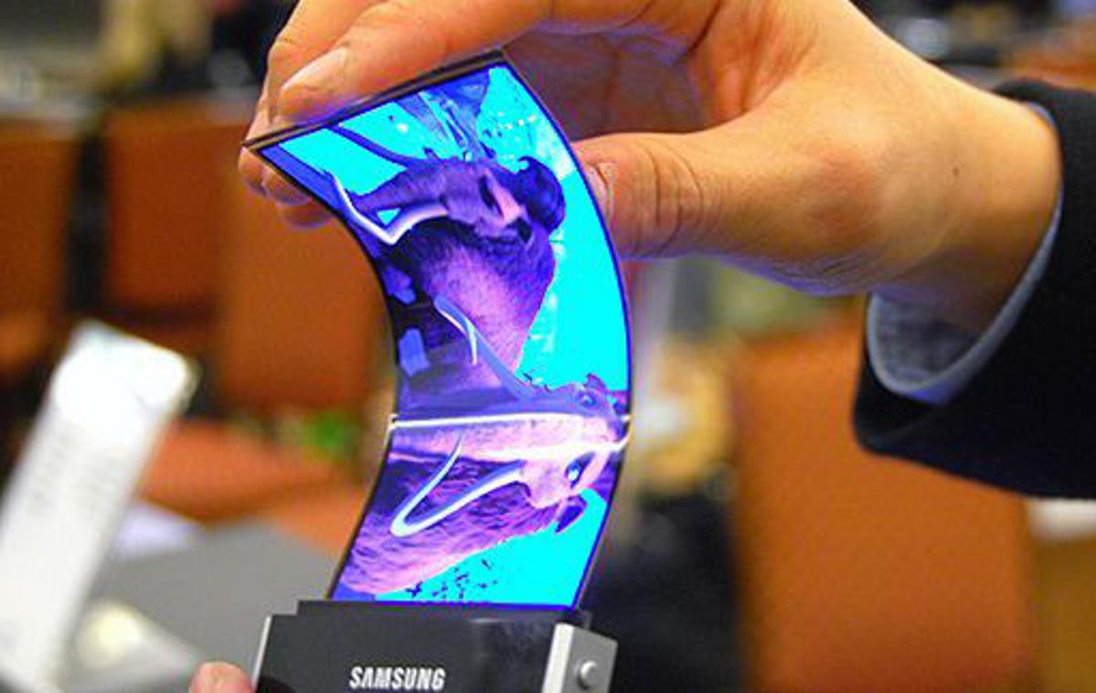 Samsung, pametni telefon, zaslon | Zasloni, ki jih je mogoče upogniti in zložiti, lahko po izpopolnitvi tehnologije, začetku masovne proizvodnje in predvsem po pocenitvi na področju mobilne telefonije povzročijo pravo revolucijo. | Foto YouTube