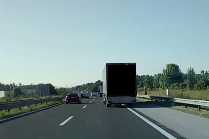 Slovenske avtoceste so polne tovornjakov s preobremenjenimi vozniki. | Foto: policija