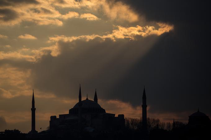 Turčija je še pred nekaj leti veljala za zgodbo o uspehu, zdaj pa se nad njo zgrinjajo črni oblaki. | Foto: Getty Images