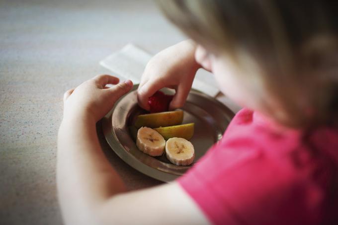 Otroci imajo radi hrano, ki jo poznajo. Na neznane okuse se s pomočjo vzgojiteljic hitro navadijo in tako tudi sami prispevajo k manjšim količinam zavržene hrane. | Foto: Bojan Puhek