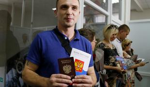Prvi Ukrajinci prejeli ruske potne liste