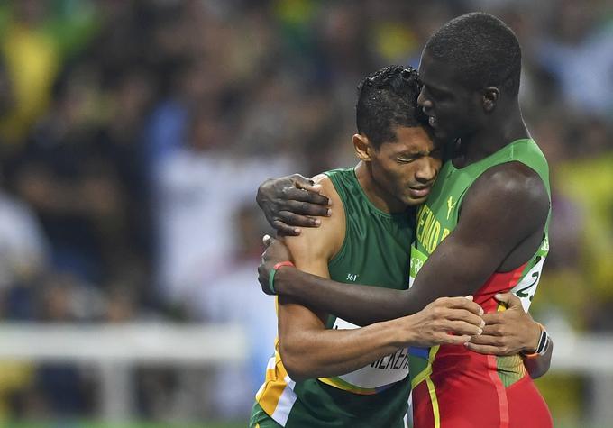 Kirani James je takole objel izmučenega Van Niekerka ob rekordnem teku v Riu. | Foto: Reuters