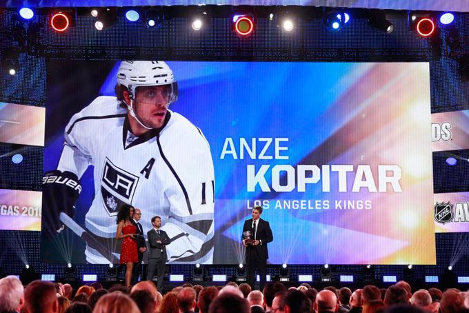 Anže Kopitar, ki ga na podelitvi v Las Vegasu ni bilo, je postal lastnik dveh nagrad - za najboljšega obrambnega napadalca in za hokejista, ki navdušuje tako z igro kot vzornim vedenjem. | Foto: 