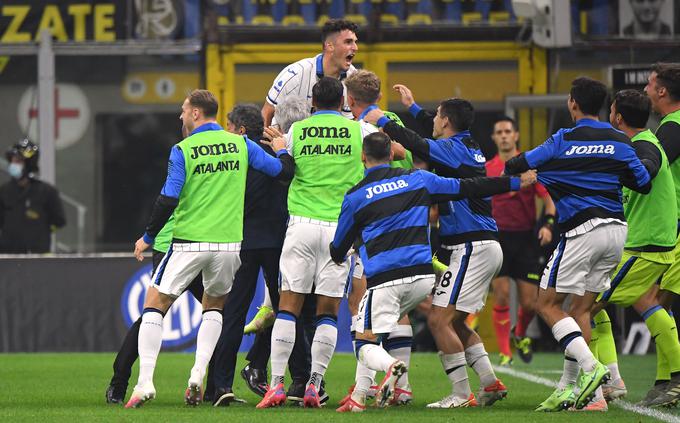 Veselje nogometašev Atalante po zadetku Roberta Piccolija za 3:2, ki pa je bil kmalu razveljavljen. | Foto: Reuters