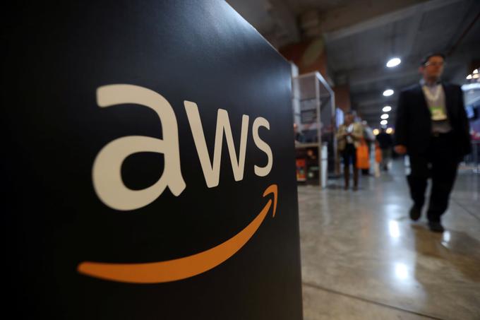 Amazonov AWS ima na področju računalništva v oblaku trenutno precej dominanten položaj. Njegov tržni delež je večji od skupnega njegovih dveh najbližjih zasledovalcev, Microsoftovega in Googlovega oblaka.  | Foto: Reuters