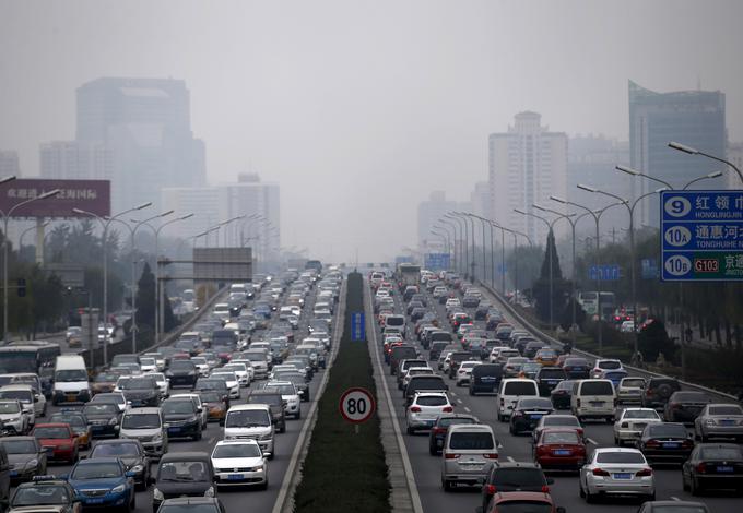 Na kitajskih cestah število vozil vztrajno raste.  | Foto: Reuters
